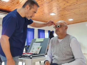 Oftalmólogo prueba graduaciones de lentes a un vecino de Andresito durante el Operativo de Mirar Mejor.