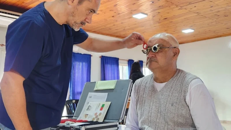 Oftalmólogo prueba graduaciones de lentes a un vecino de Andresito durante el Operativo de Mirar Mejor.