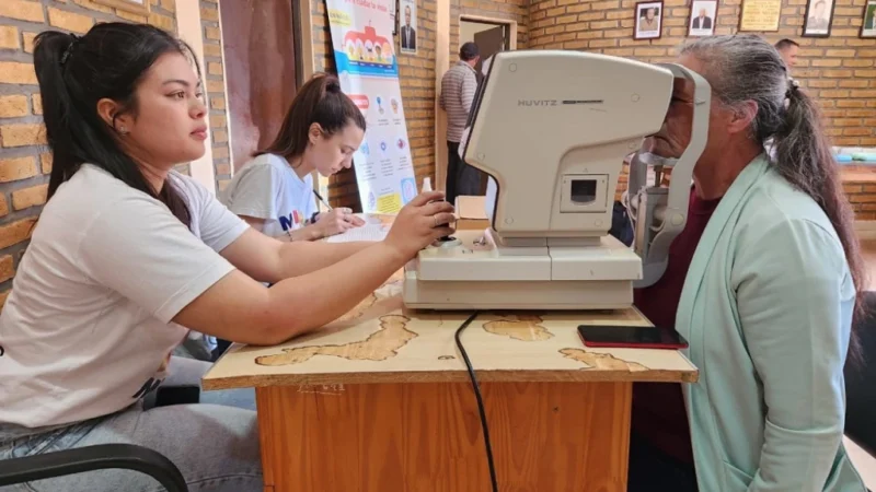 Vecina recibe controles oftalmológicos mediante un autorefractómetro.