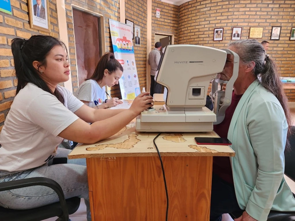 Vecina recibe controles oftalmológicos mediante un autorefractómetro.