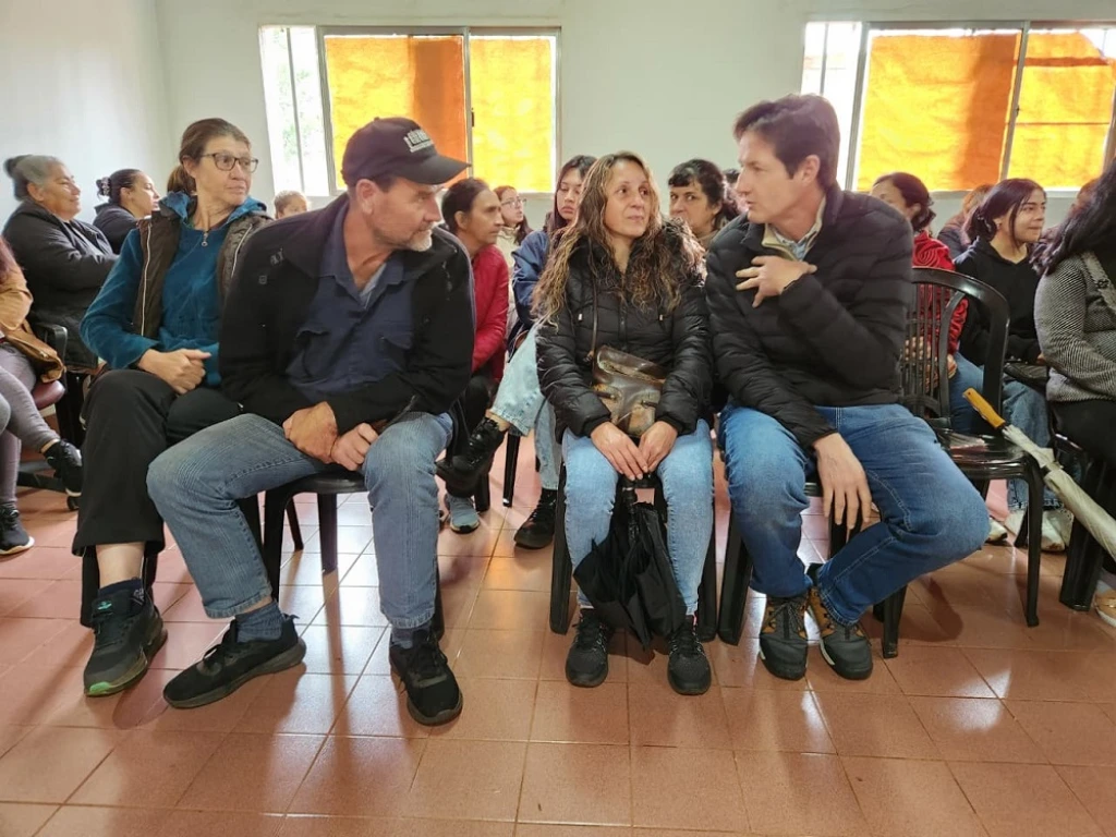 Héctor Decut charla con vecinos que esperan ser atendidos, en Salto Encantado.