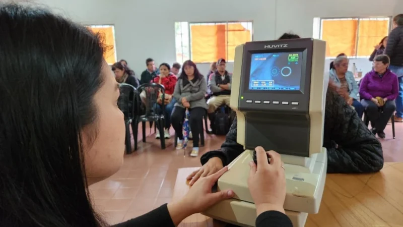 Oftalmóloga controla la vista de un vecino con un autorefractómetro. Mirar Mejor - Salto Encantado.