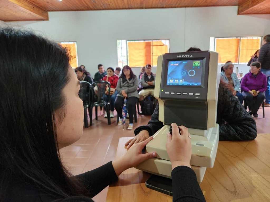 Oftalmóloga controla la vista de un vecino con un autorefractómetro. Mirar Mejor - Salto Encantado.