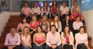 Héctor Decut junto a personal del IPLyC vestidos con prendas color rosa se suman a la Campaña "Octubre rosa".