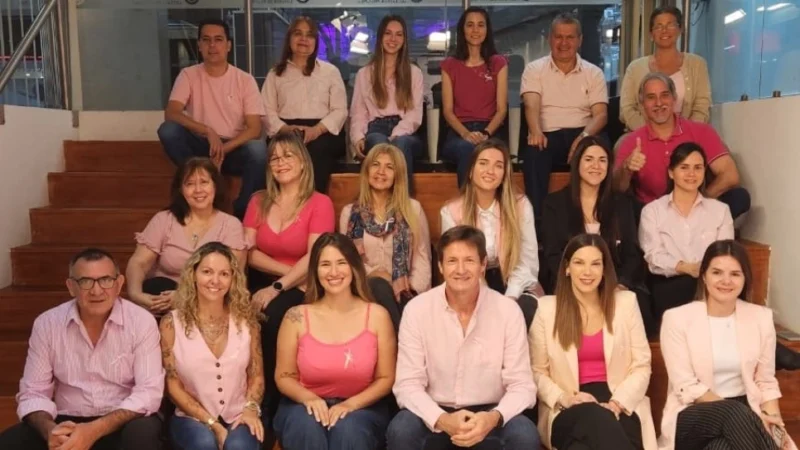 Héctor Decut junto a personal del IPLyC vestidos con prendas color rosa se suman a la Campaña "Octubre rosa".