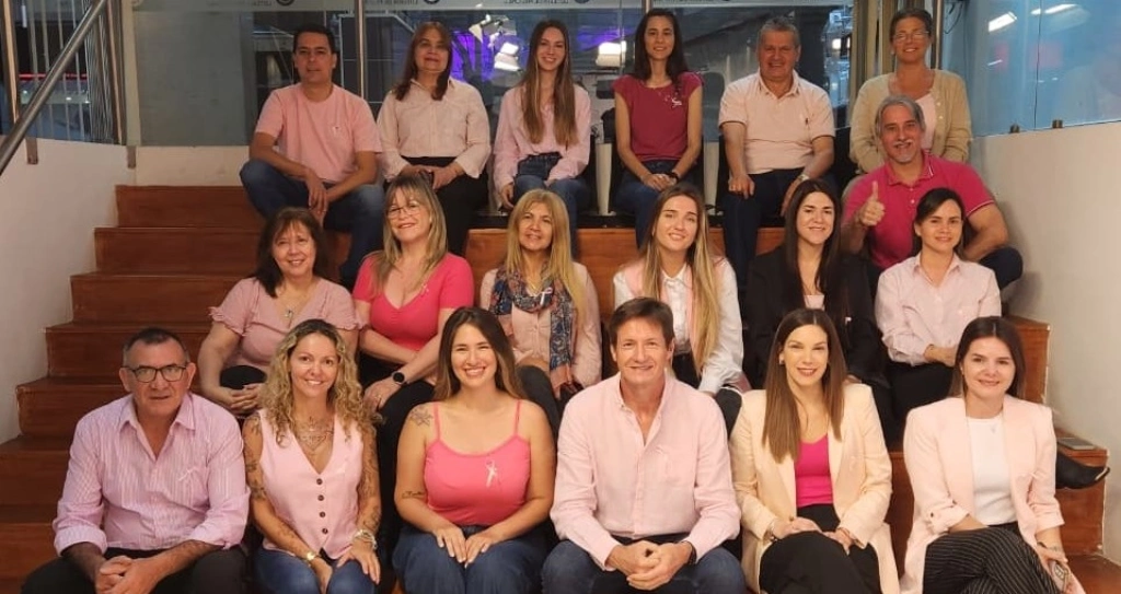 Héctor Decut junto a personal del IPLyC vestidos con prendas color rosa se suman a la Campaña "Octubre rosa".