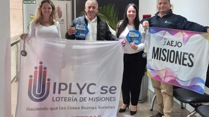 Representantes del IPLyC en las Olimpíadas Interloterías con sus medallas.