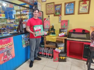 Federico con su premio, en la Agencia 237. Destacó el trabajo en equipo.