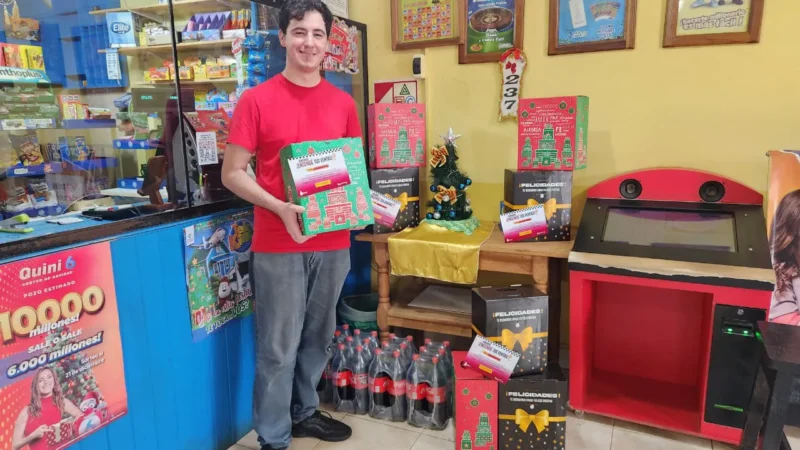 Federico con su premio, en la Agencia 237. Destacó el trabajo en equipo.
