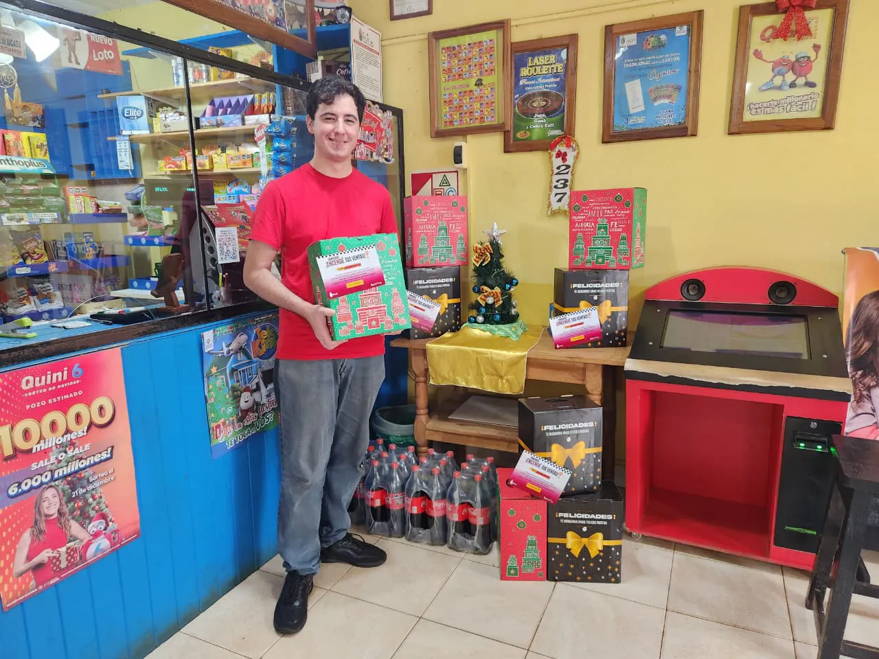 Federico con su premio, en la Agencia 237. Destacó el trabajo en equipo.