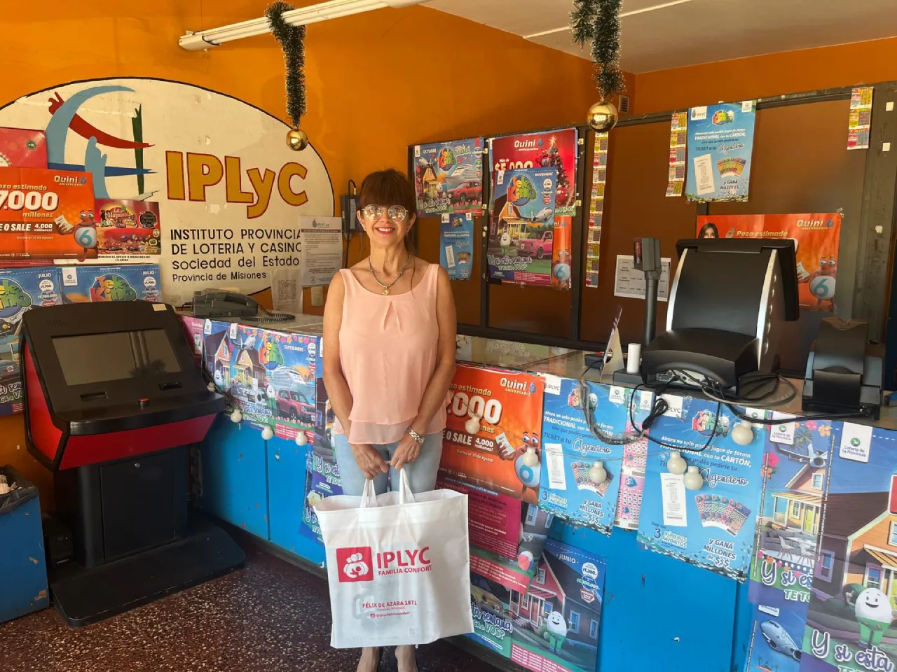 María Cristina sonríe en su Agencia, seleccionada como Agencia del Mes de octubre.