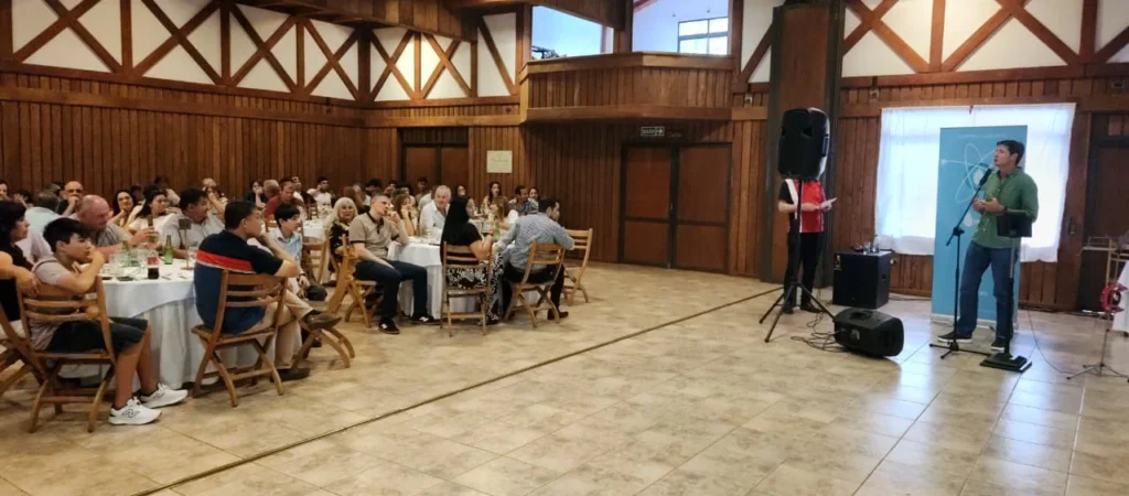 Héctor Decut da su mensaje frente a la Red de Ventas y sus familias.