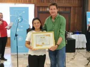 Héctor Decut y Vanesa Garay recibiendo el premio como Agencia del Año.