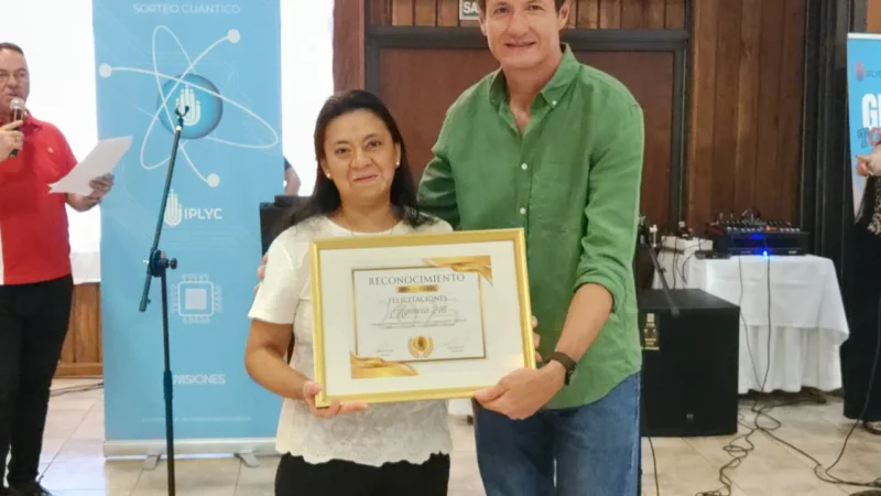 Héctor Decut y Vanesa Garay recibiendo el premio como Agencia del Año.