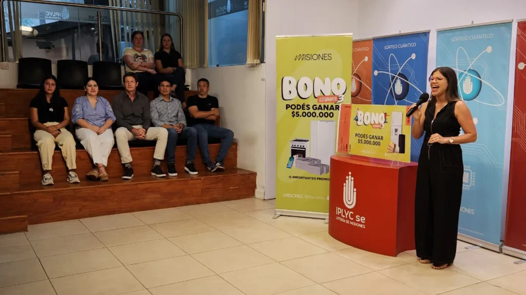 Héctor Decut y autoridades presencian el sorteo del Bono Estudiantil.