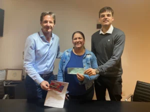 Héctor Decut junto a Pamela Kojut, ganadora del Deporbono 8, y el ministro de Deportes, Aldo Steinhorst.
