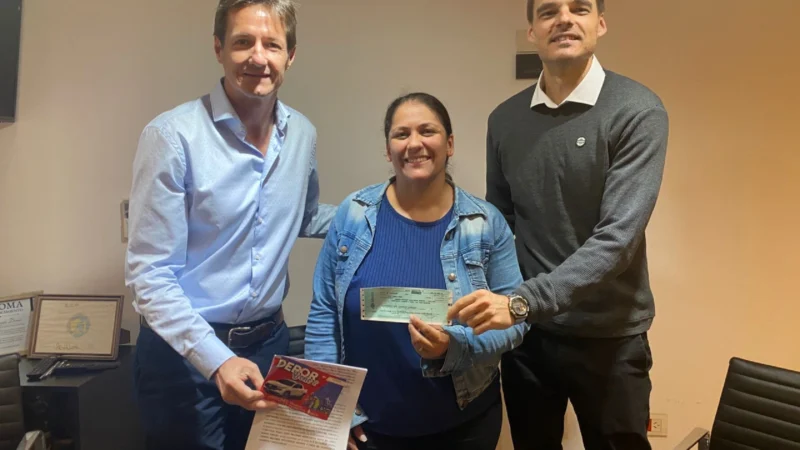 Héctor Decut junto a Pamela Kojut, ganadora del Deporbono 8, y el ministro de Deportes, Aldo Steinhorst.