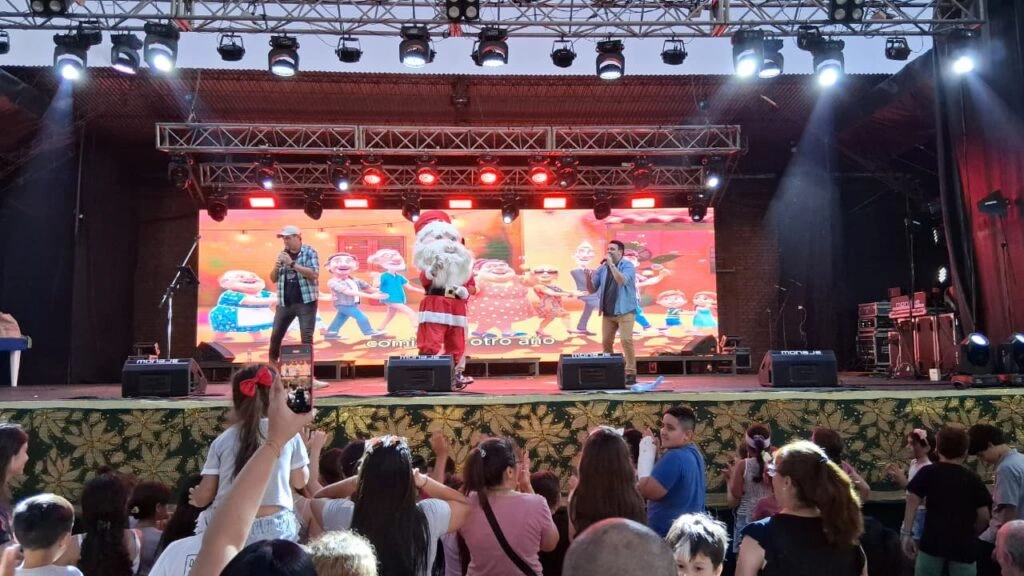 Papá Noel y Gurises Felices en el escenario de Leandro N. Alem.