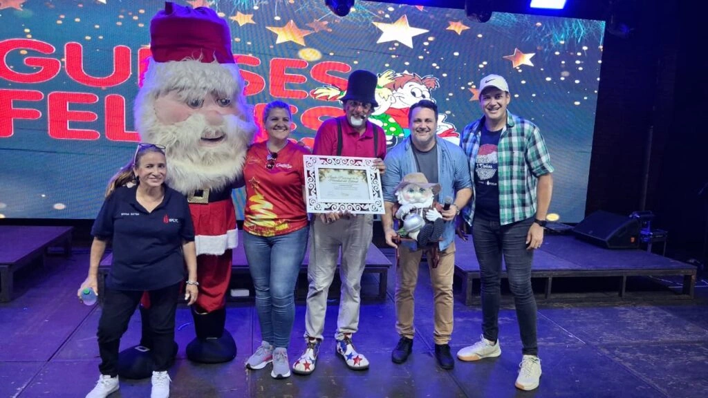 Papá Noel junto al equipo de Gurises Felices en Leandro N. Alem.