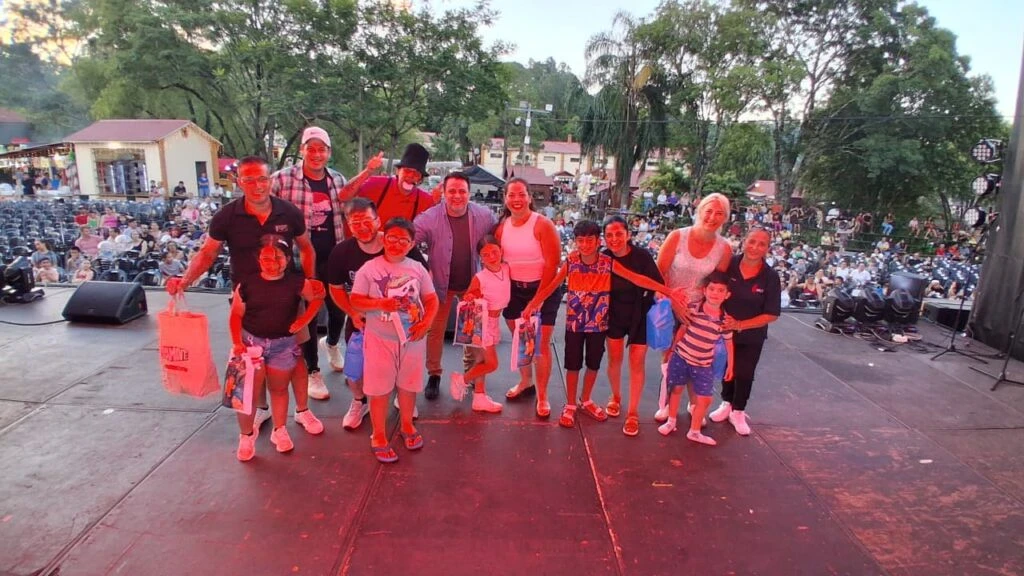 Gurises Felices con los niños de Leandro N. Alem en la Fiesta Nacional de la Navidad del Litoral.
