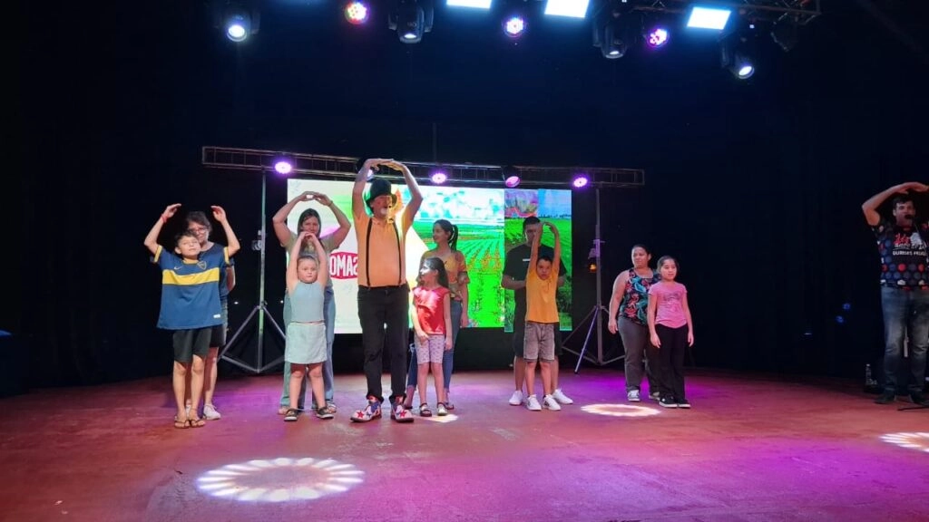 Poca Sopa entretiene a los niños en el escenario de Capioví.