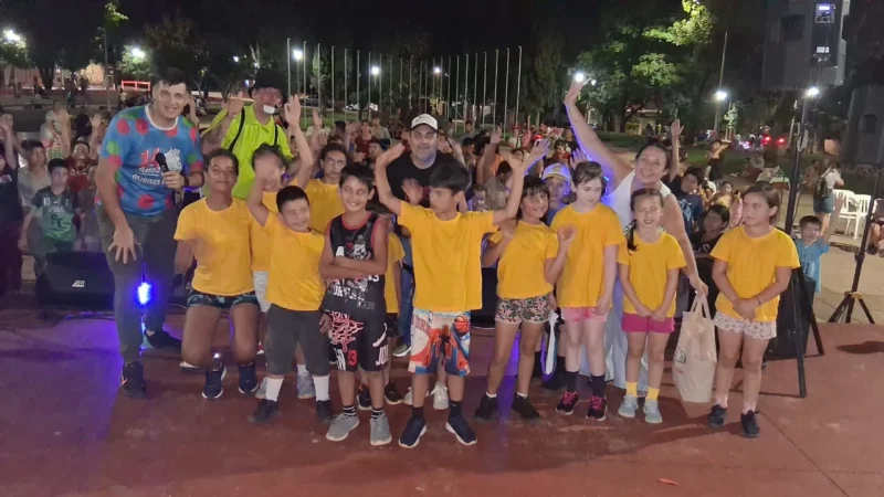 Equipo de Gurises Felices y los niños de Puerto Rico saludan a la cámara.