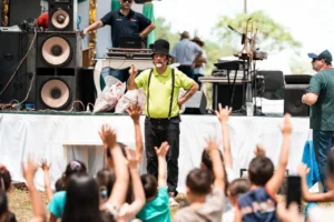 Poca Sopa entretiene a los niños durante la celebración del aniversario de Santiego De Liniers.