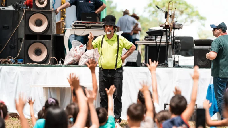 Poca Sopa entretiene a los niños durante la celebración del aniversario de Santiego De Liniers.