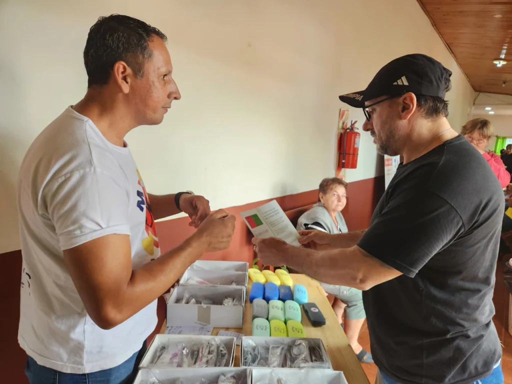 Un vecino de Puerto Esperanza retira sus nuevos anteojos gratuitos de Mirar Mejor.