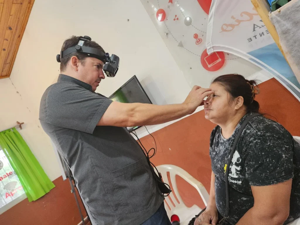 Oftalmólogo revisa los ojos de una vecina de Puerto Esperanza.