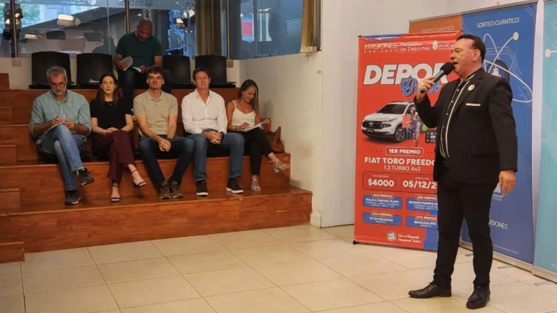 Autoridades presenciando el Sorteo del Deporbono 8 en la sala de sorteos del IPLyC.