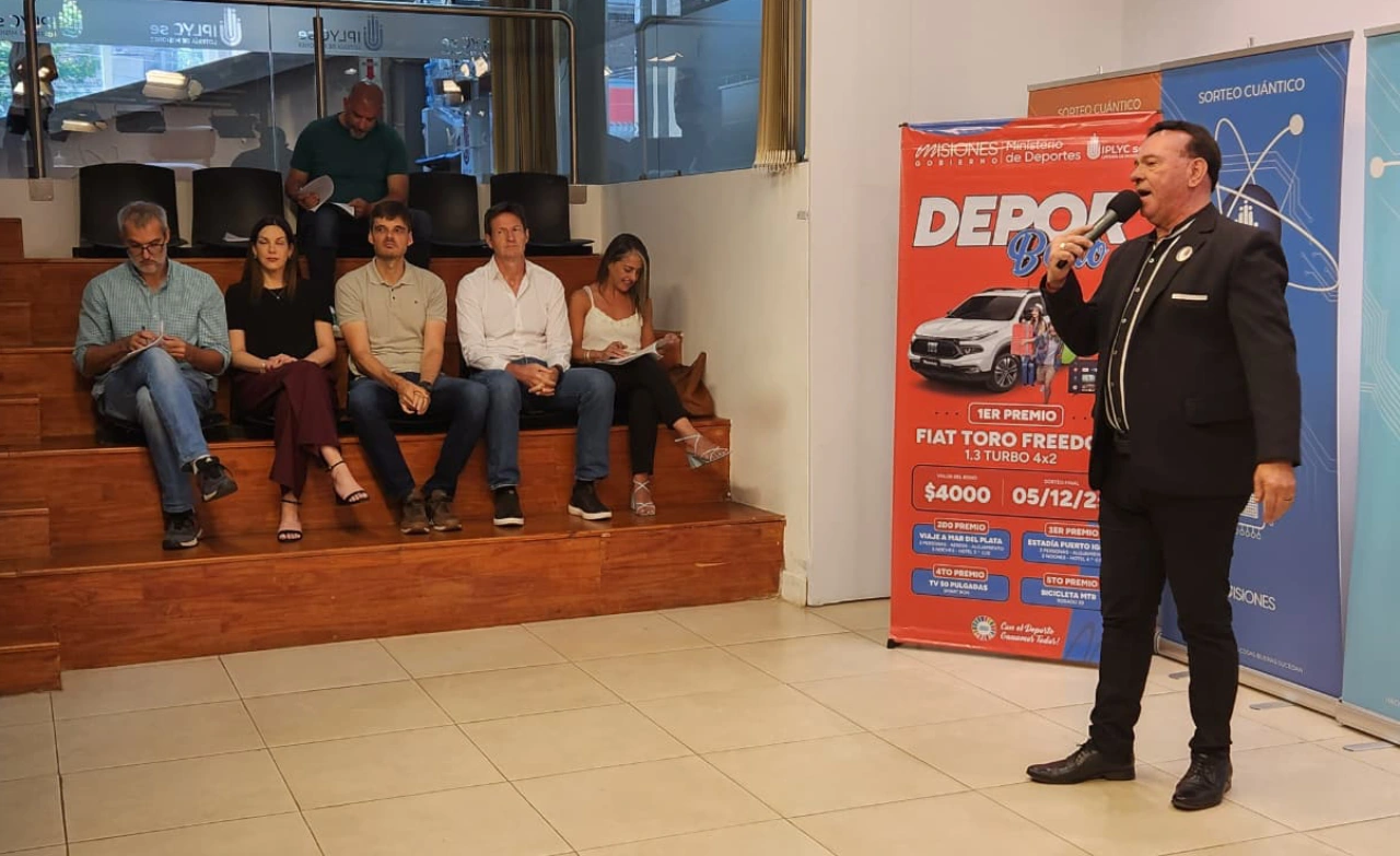 El Deporbono 8 entregó la Fiat Toro Freedom a un posadeño