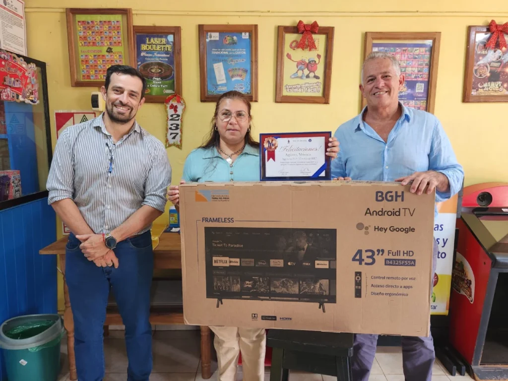 Omar Irrazábal, Mónica Agüero y Jorge Raimondi, en la entrega de la distinción y la TV de 43 pulgadas.