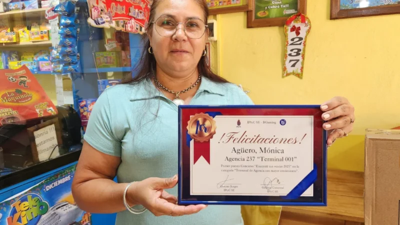 Mónica con su premio: Que este año sea con más incentivos...