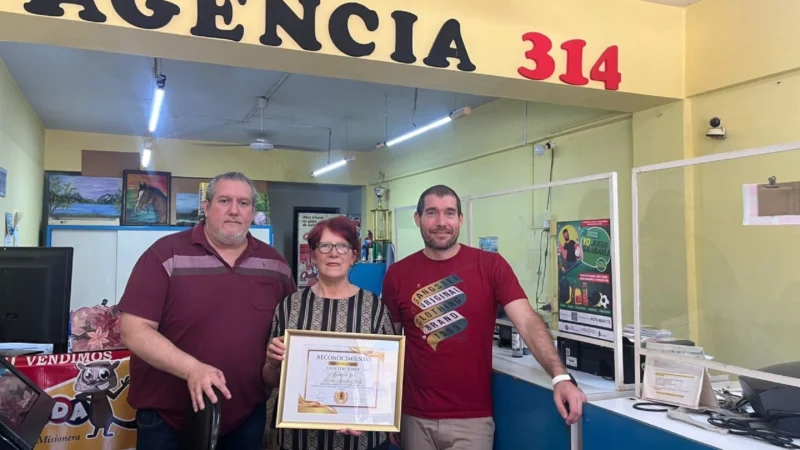 Amalia junto a sus hijos, en su agencia distinguida por su antigüedad y entrega de premios.