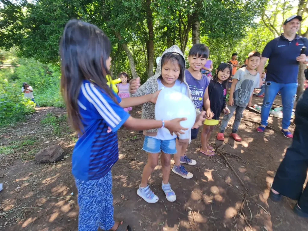 Los niños de la aldea se divierten con los globos.