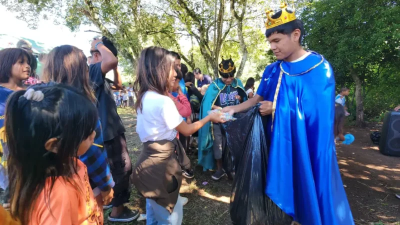 Los niños de la aldea reciben obsequios de los Reyes Magos.