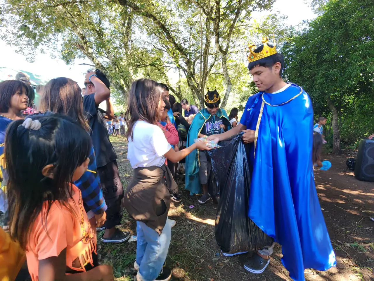 Los niños de la aldea reciben obsequios de los Reyes Magos.