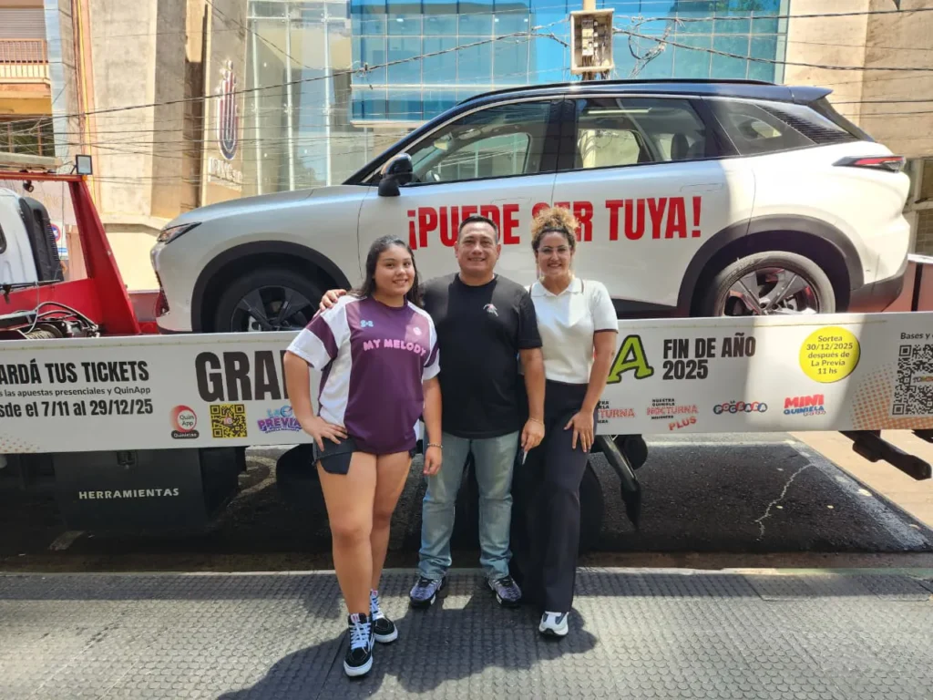 Horacio, su hija y su novia sonríen con su nueva BAIC 0 kilómetro.