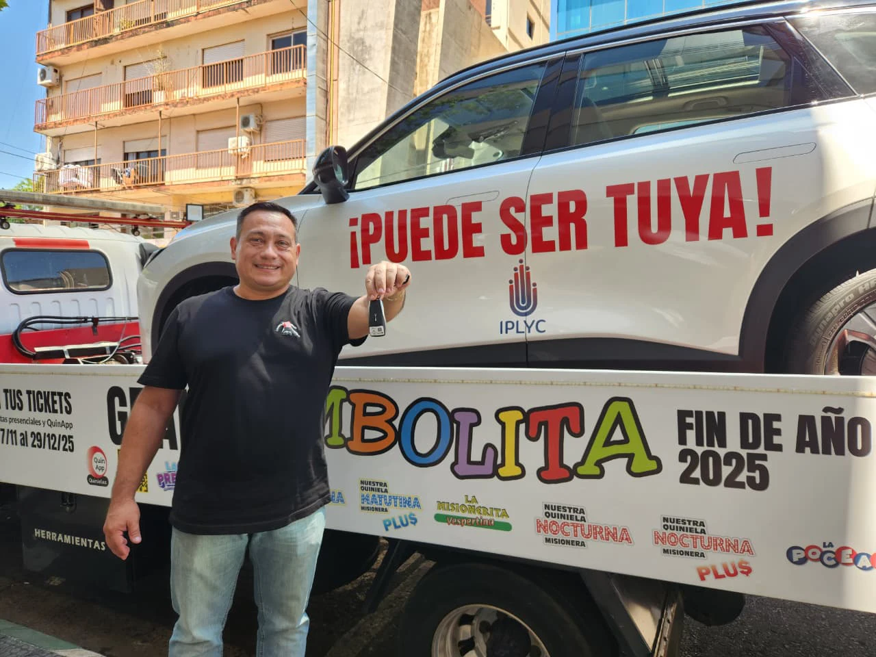 El ganador feliz con la BAIC de la Tombolita Fin de Año.