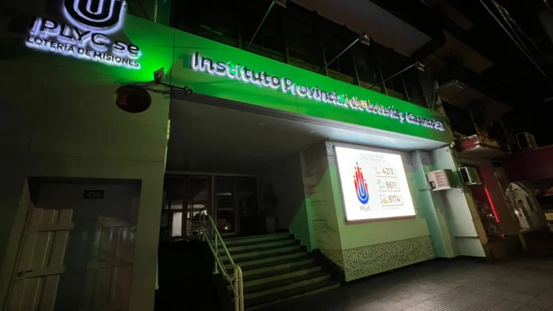Fachada del IPLyC S.E. iluminada de verde por el Mes del Juego Responsable.