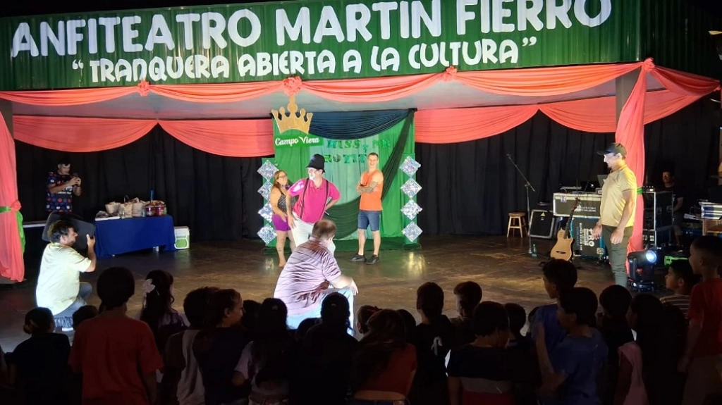 Poca Sopa y participantes del público se divierten sobre el escenario de Campo Viera.