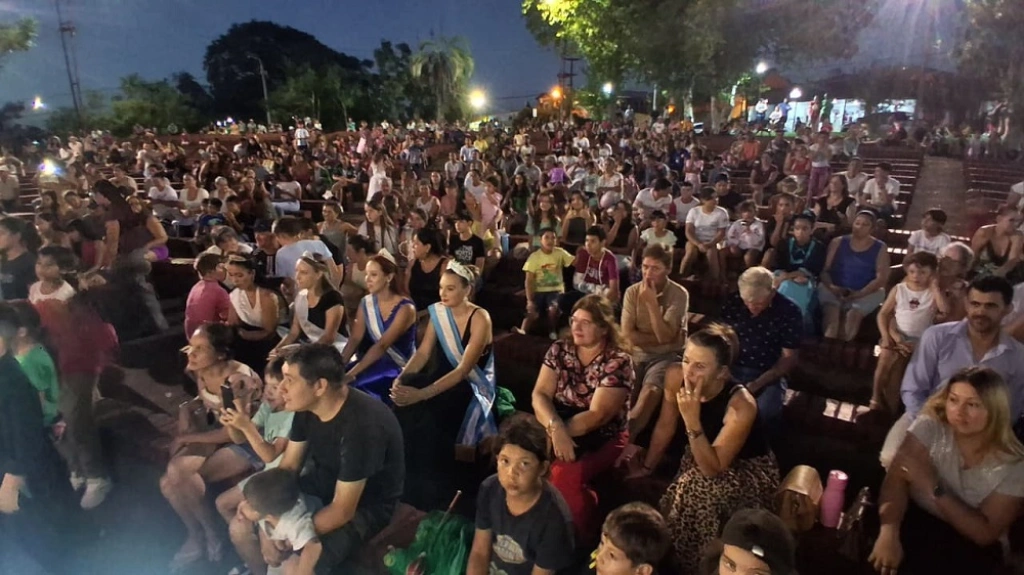 Multitudinario público del Campo Viera disfruta del show.