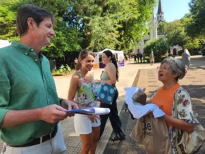 Isabel Zilveti junto a Héctor Decut compartieron consejos claves para un juego saludable con vecinos en la plaza.