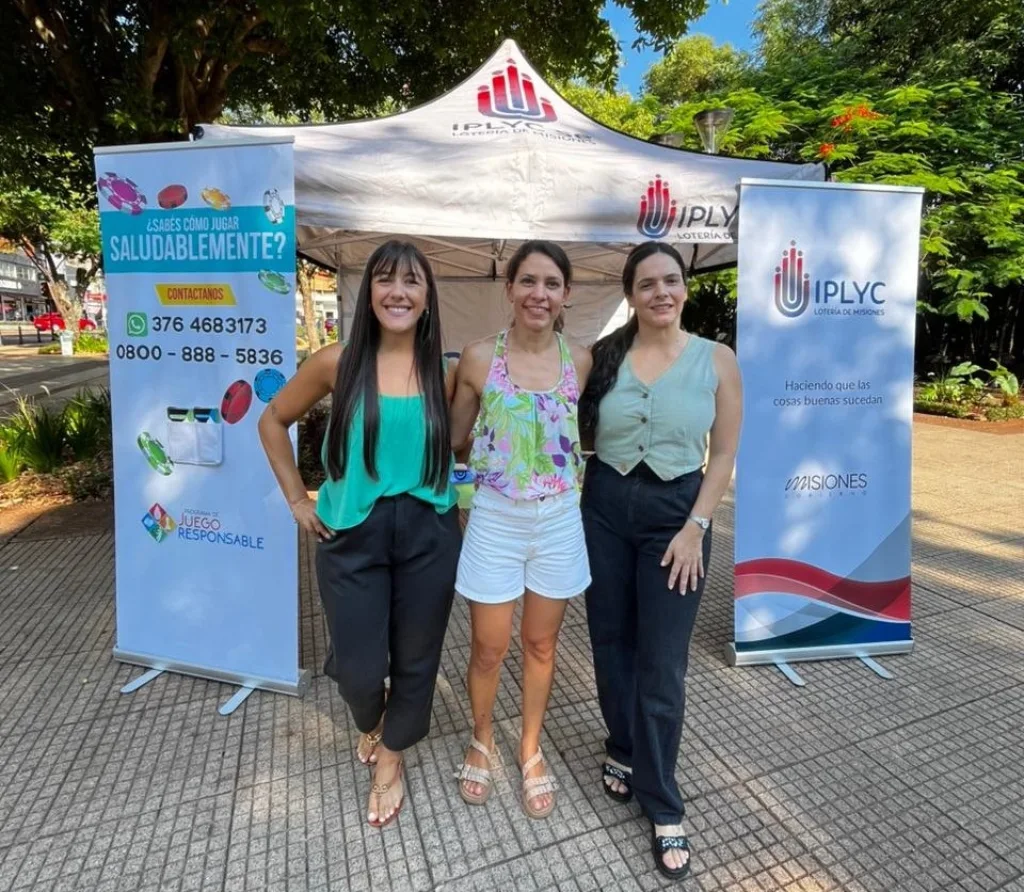 Marisa Seewald, Isabel Zilveti y Gabriela Peralta brindaron claves para un juego saludable en la plaza 9 De Julio de Posadas.