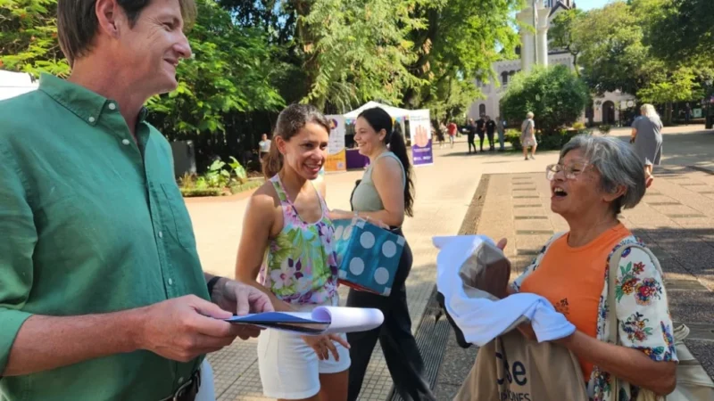 Isabel Zilveti junto a Héctor Decut compartieron consejos claves para un juego saludable con vecinos en la plaza.