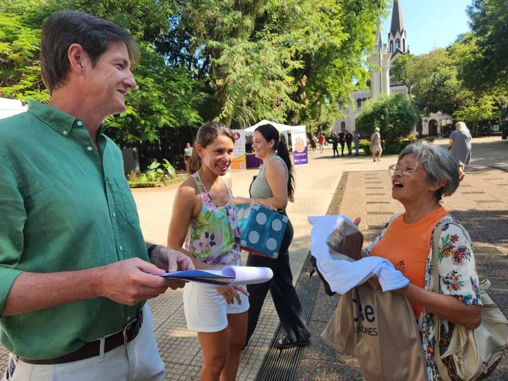 Isabel Zilveti junto a Héctor Decut compartieron consejos claves para un juego saludable con vecinos en la plaza.