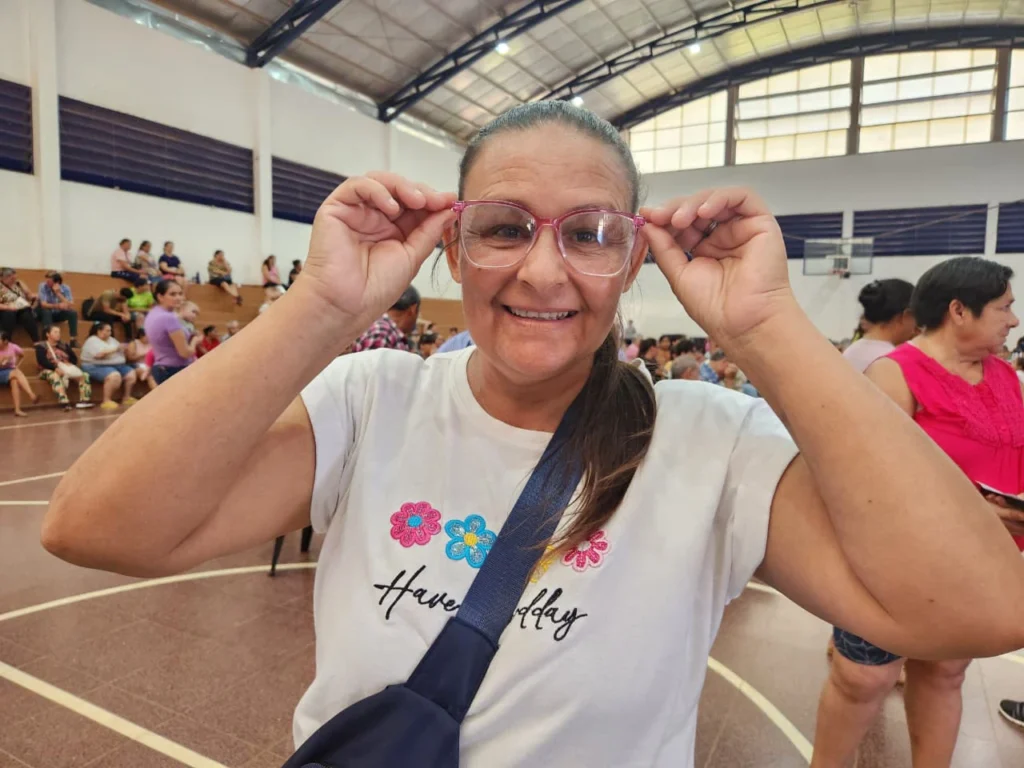 Vecina de Cerro Azul sonríe felíz con sus nuevos anteojos de Mirar Mejor.