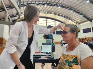 Más tecnología y servicios de Mirar Mejor. Oftalmóloga atiende a vecina de Cerro Azul.