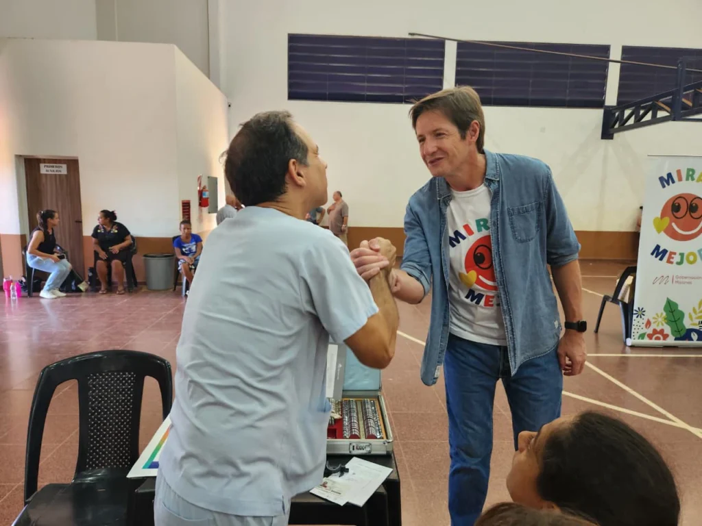 Héctor Decut y oftalmólogo del programa se dan la mano.